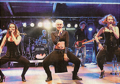 Bei Just Pink gehört die Choreographie dazu.