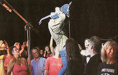 Jason Barwick (The Brew) badet in der Menge.