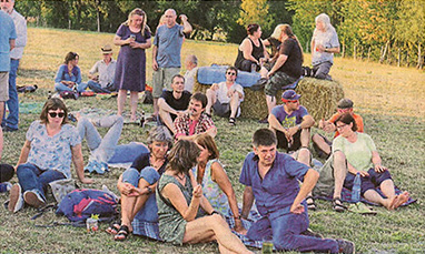 Entspannte Atmosphäre auf dem Gelände.